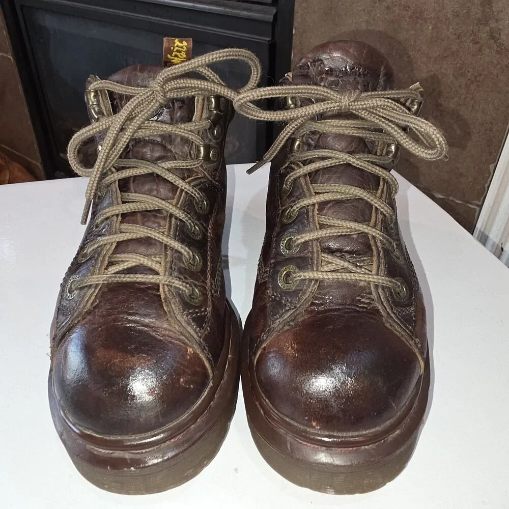 DR MARTENS ENGLAND #8287 4UK/6US Vintage Distressed Brown Leather Ankle Boots